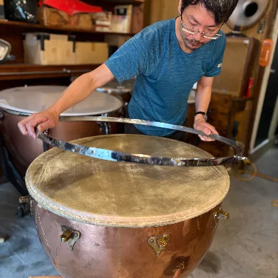 打楽器のヘッドを張り替える井上一太郎の手元