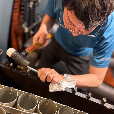 井上音楽工房での打楽器の点検作業