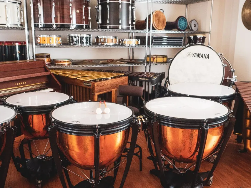 屋外ステージでの打楽器セッティング — 野外イベント対応